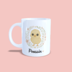 Mug poussin avec couronne de fleurs anse à gauche.