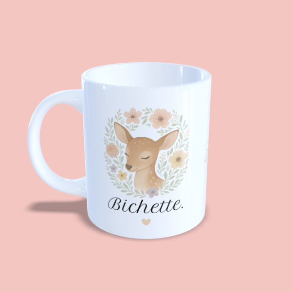 Mug bichette avec couronne de fleurs anse à gauche.