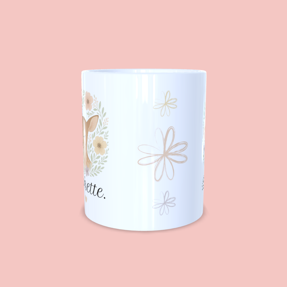 Mug bichette avec couronne de fleurs et liseré de fleurs au centre.