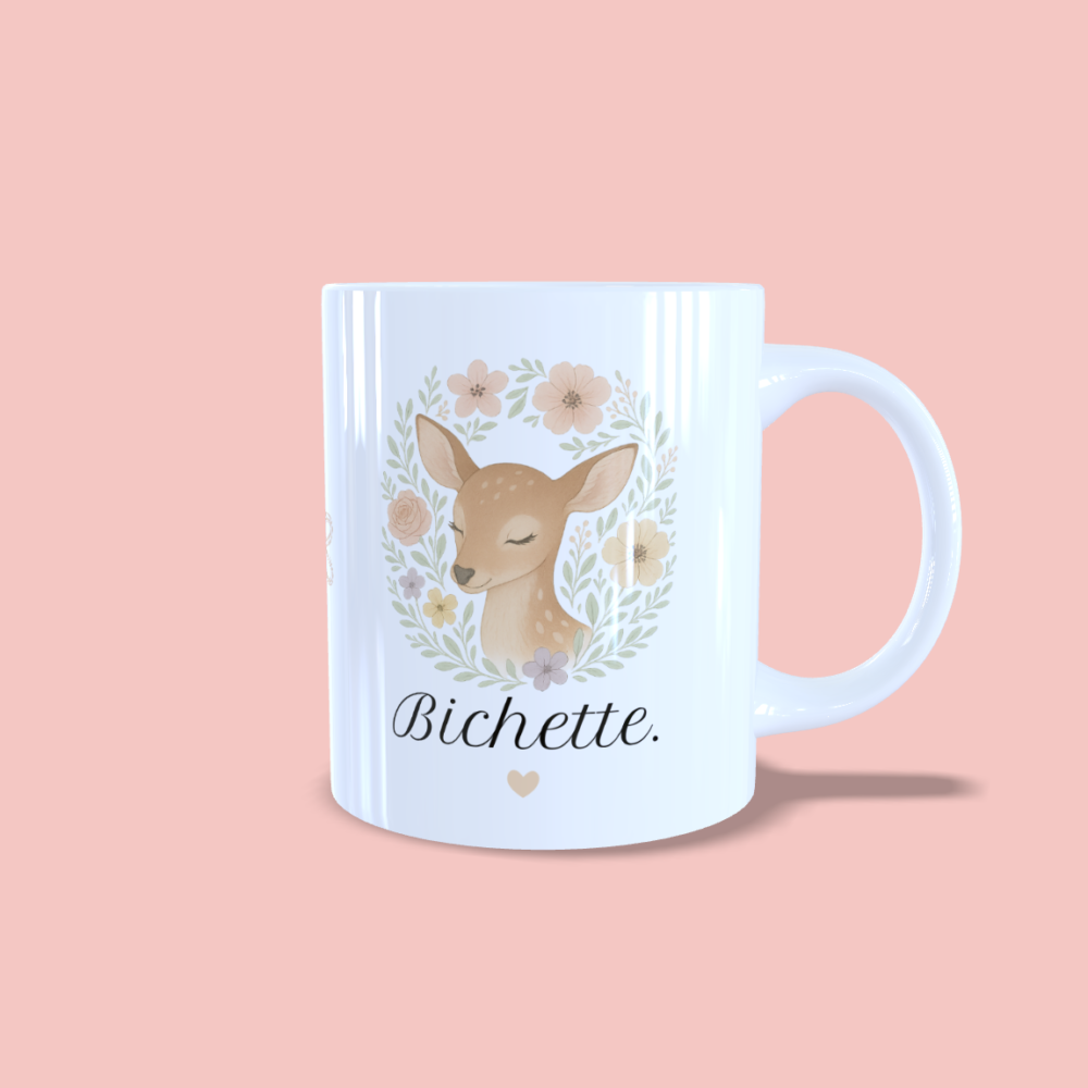 Mug bichette avec couronne de fleurs anse à droite.