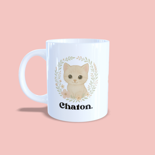 Mug chaton crème couronne de fleurs anse à gauche.