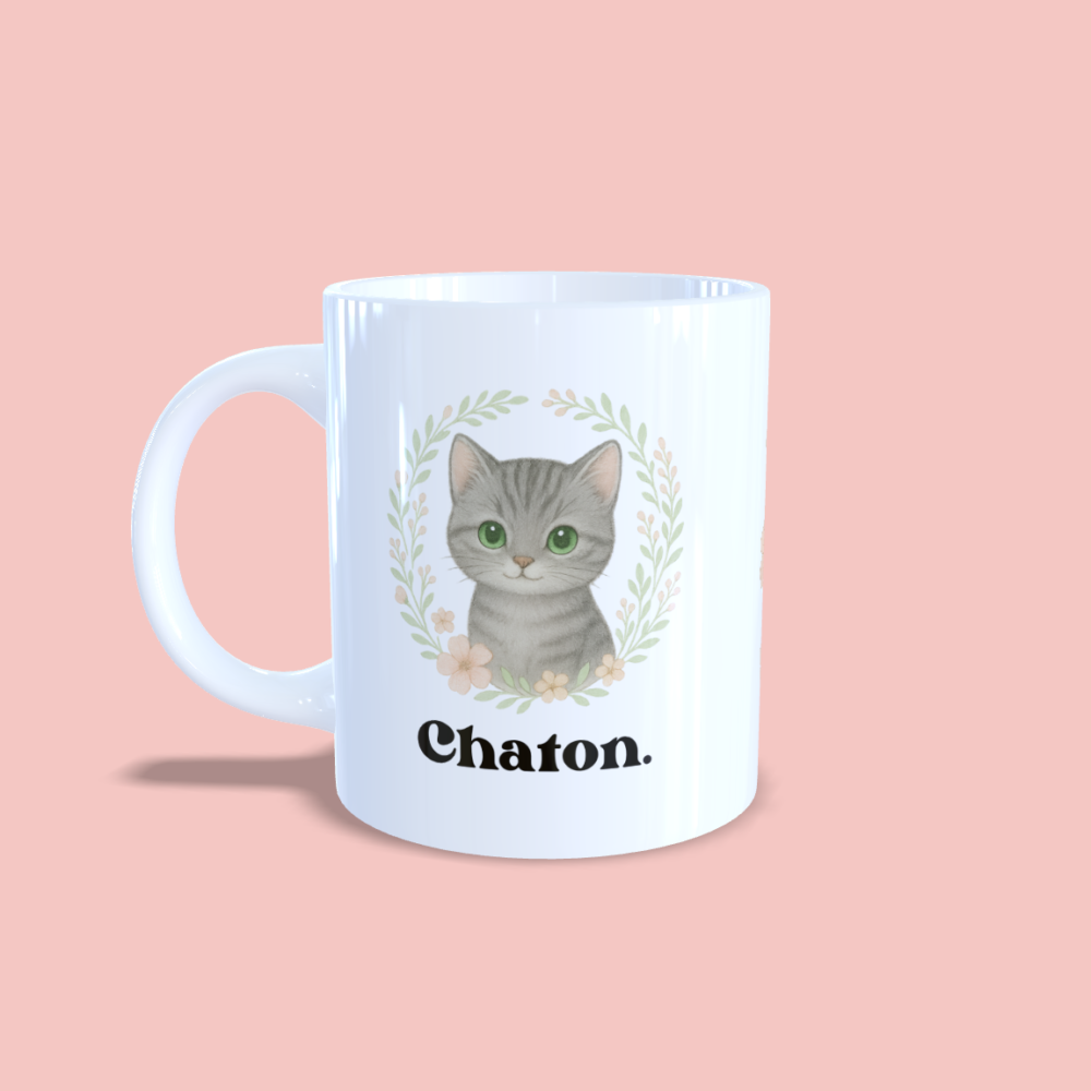 Mug chaton gris tigré couronne de fleurs anse à gauche.