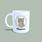 Mug chaton gris tigré couronne de feuilles anse à gauche.