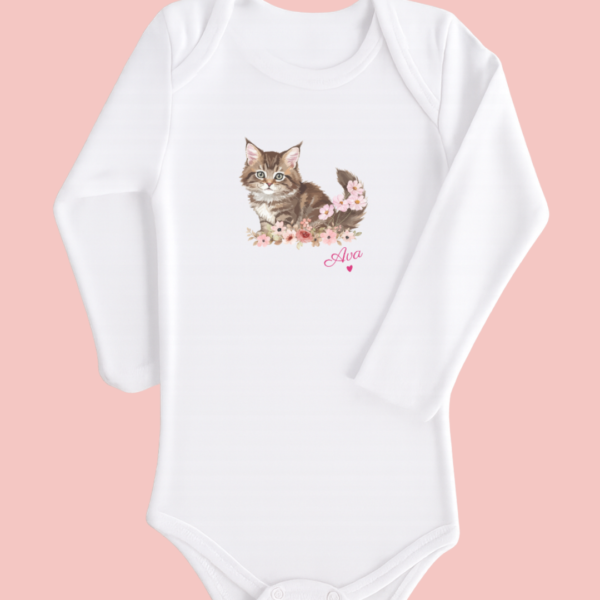 Body bébé blanc manches courtes chaton dans les feuilles.