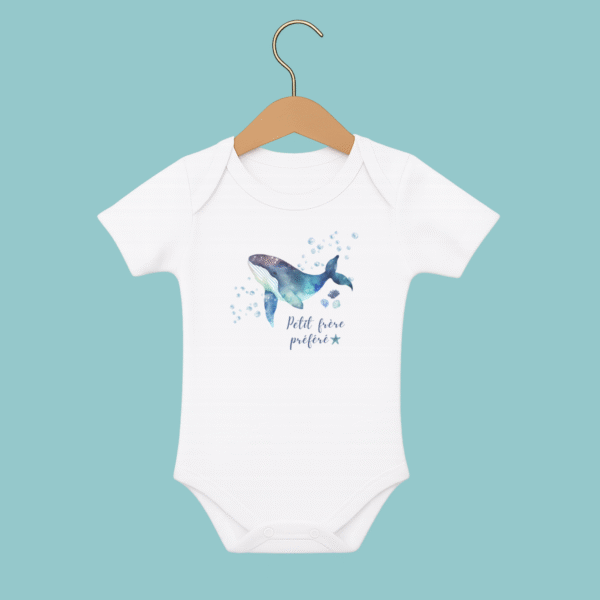 Body manches courtes "petit frère préféré" avec une jolie baleine bleu en aquarelle