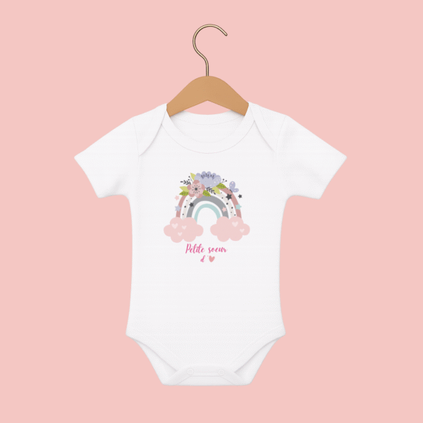 Body bébé manches courtes arc en ciel et inscription petite sœur d'amour