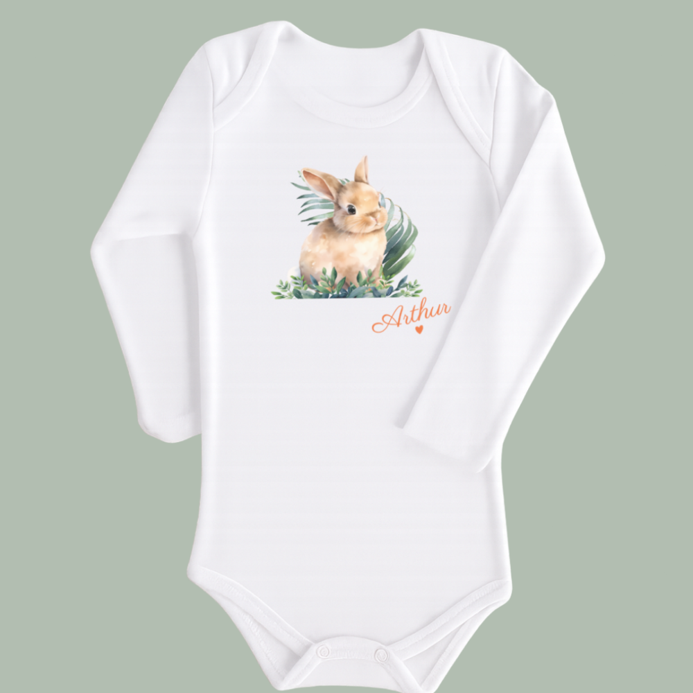 Body bébé blanc manches longues lapin dans l'herbe