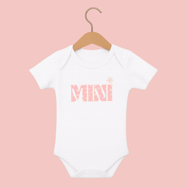 Body fille manches courtes inscription "mini" en rose avec des fleurs blanches