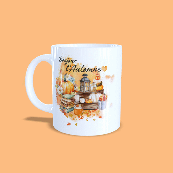 Mug Bonjour l'automne, livres citrouille et lanterne sur fond orange anse à gauche.