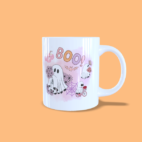 Mug halloween fantomes mignon sous fond rose, fleurs et sigle BOO, anse à droite