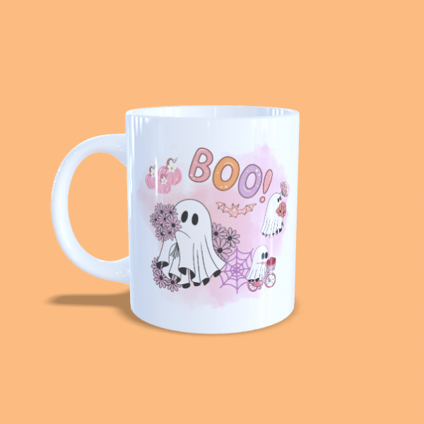 Mug halloween fantomes mignon sous fond rose, fleurs et sigle BOO, anse à gauche