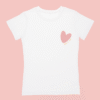 t-shirt-blanc-coeur-mamie-amour-court T-shirt blanc manches courtes avec un coeur rose fleuri sur la poitrine et l'inscription "Mamie d'amour".