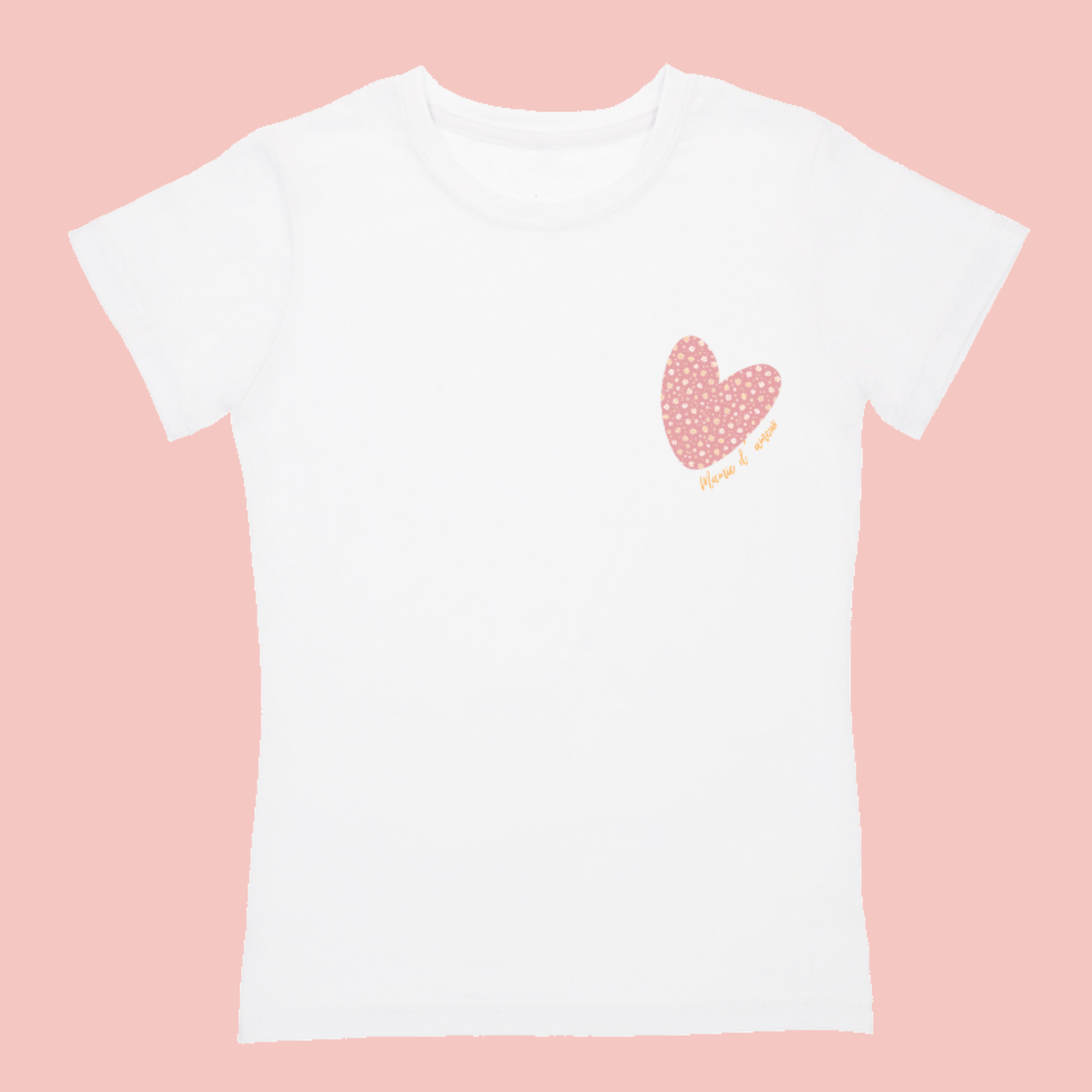 T-shirt blanc manches courtes avec un coeur rose fleuri sur la poitrine et l'inscription "Mamie d'amour".