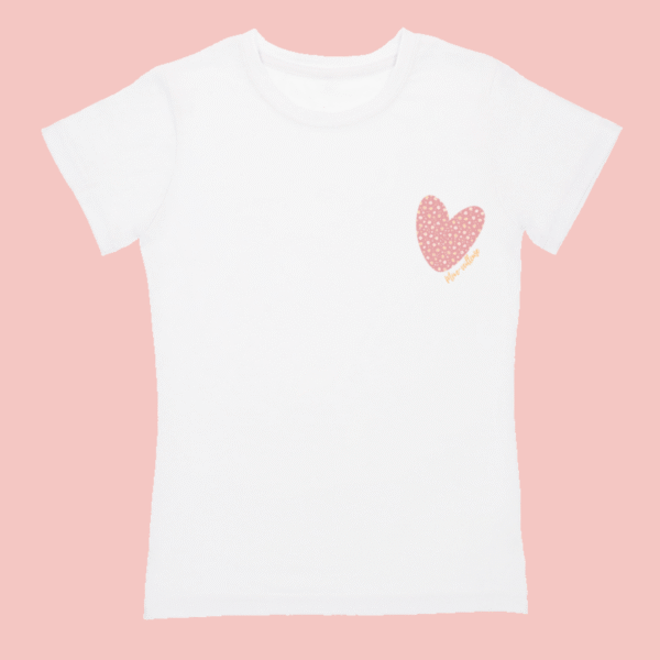 T-shirt blanc manches courtes avec un coeur rose fleuri sur la poitrine et l'inscription "Mère-veilleuse".