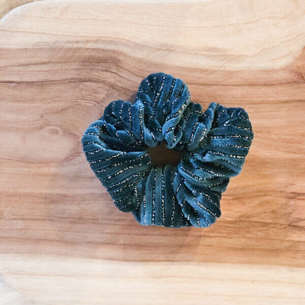 chouchou-classic-bleu-canard-paillettes-pres Chouchou en velours côtelé bleu canard pailleté argent.