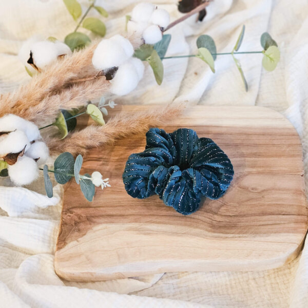 Chouchou en velours côtelé bleu canard pailleté argent.