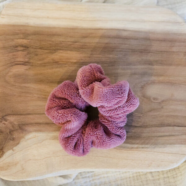 chouchou-classic-eponge-vieux-rose-pres Chouchou en tissus éponge bambou couleur aubergine.