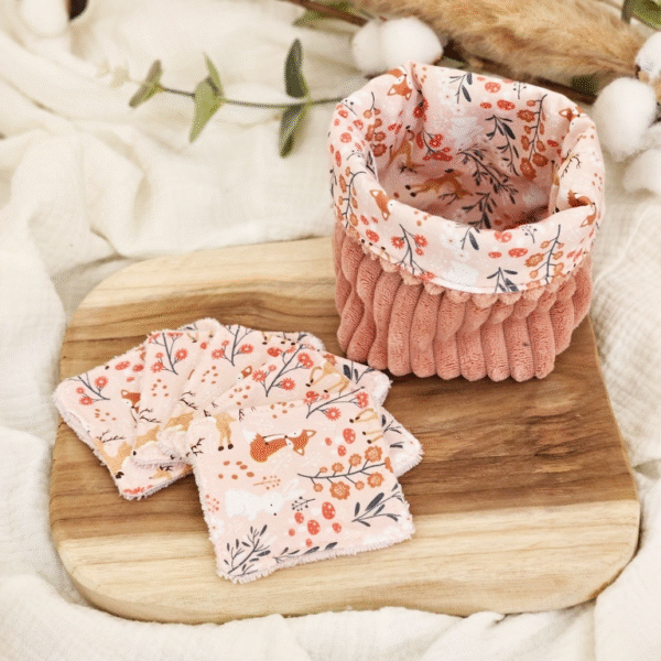 Panière minky côtelé rose, tissus animaux de la forêt rose pastel et lingettes animaux de la forêt + éponge bambou rose pastel.