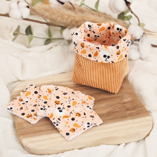 Panière velours côtelé orange, intérieur tissus halloween orange pastel avec lingettes tissus halloween et éponge bambou blanc.