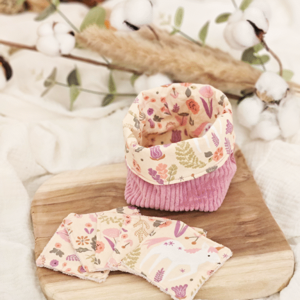 Panière en velours côtelé vieux rose intérieur tissus beige et décors licornes avec lingettes licornes et éponge bambou rose pastel.