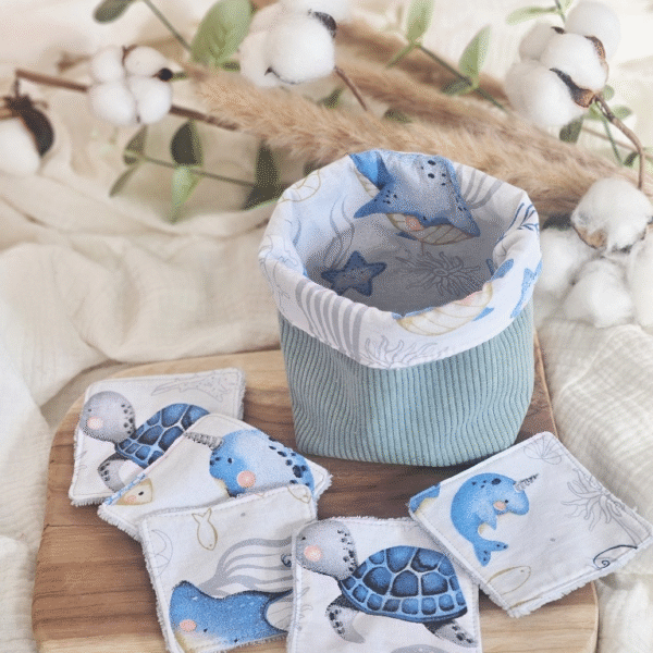 paniere-lingettes-mer Panière velours côtelé bleu clair intérieur coton animaux marins et lingettes animaux marins et éponge bambou bleu clair.