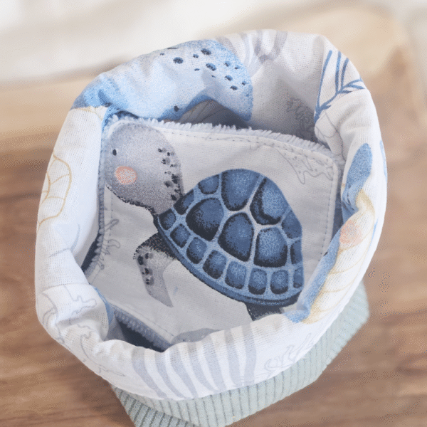paniere-lingettes-mer-pres Panière velours côtelé bleu clair intérieur coton animaux marins et lingettes animaux marins et éponge bambou bleu clair.