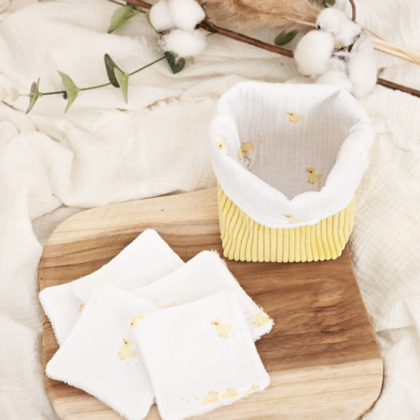 Panière velours côtelé jaune intérieur gaze de coton blanc petits poussins et lingettes en tissus poussins et éponge bambou blanche.