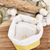 paniere-lingettes-poussins-pres Panière velours côtelé jaune intérieur gaze de coton blanc petits poussins et lingettes en tissus poussins et éponge bambou blanche.