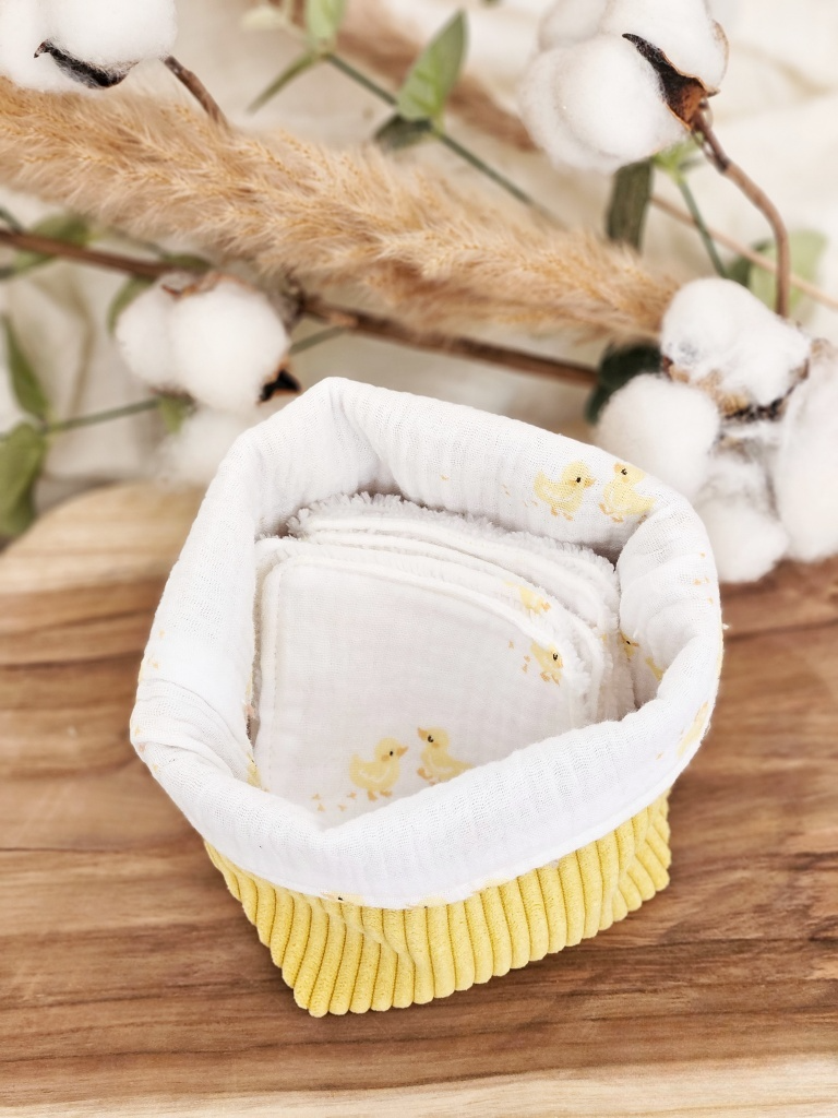 Panière velours côtelé jaune intérieur gaze de coton blanc petits poussins et lingettes en tissus poussins et éponge bambou blanche.