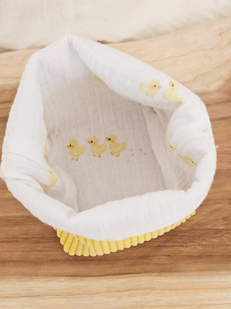 Panière velours côtelé jaune intérieur gaze de coton blanc petits poussins