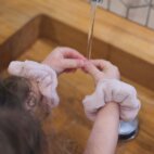 Bracelets anti-éclaboussures rose pastel en utilisation