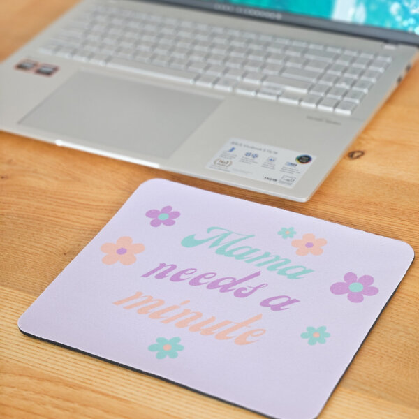 Tapis de souris "Mama needs a minute" avec ordinateur