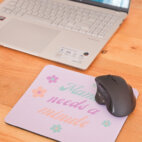 Tapis de souris "Mama needs a minute" avec ordinateur et souris.