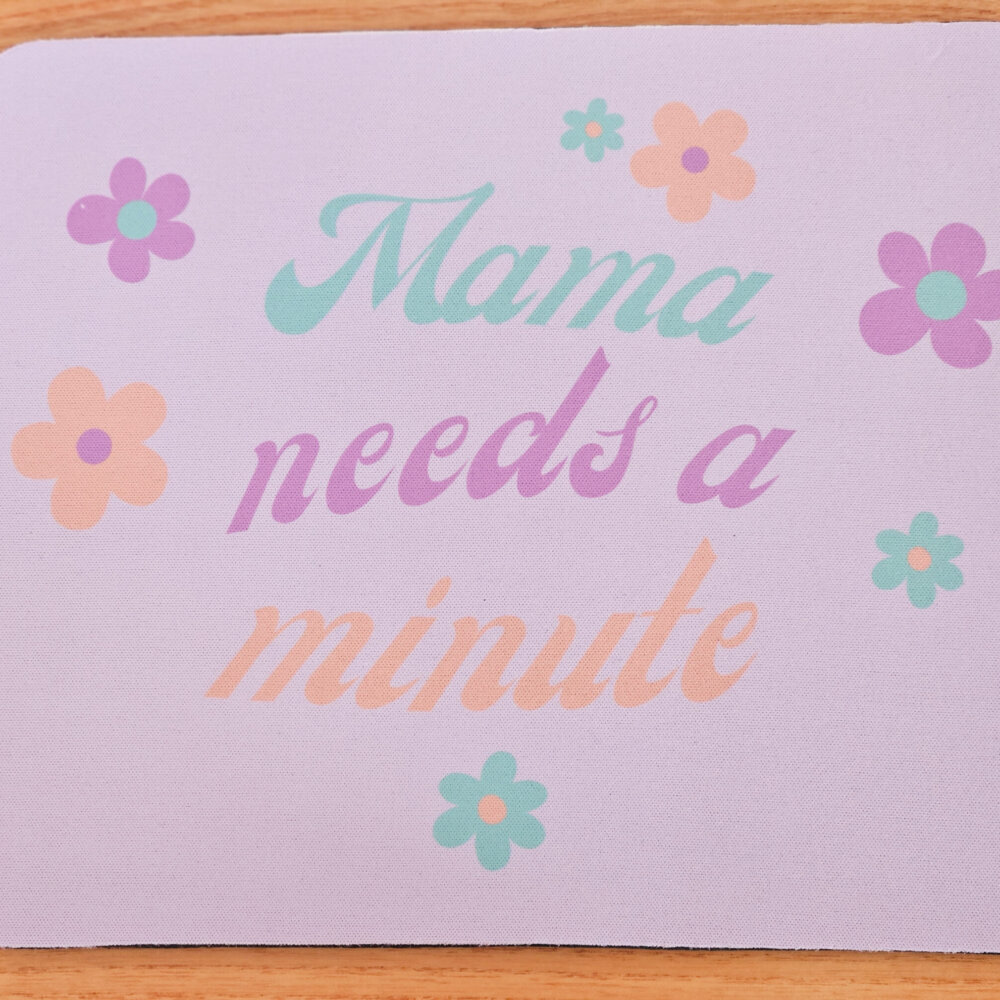 Tapis de souris "Mama needs a minute" vue du dessus.