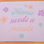 Tapis de souris "Mama needs a minute" vue du dessus.