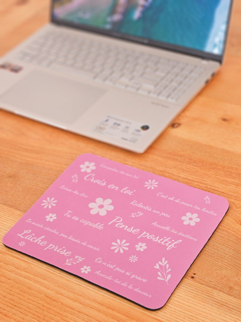 Tapis de souris rose pensées positives et fleurs avec ordinateur.