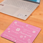 Tapis de souris rose pensées positives et fleurs avec ordinateur.