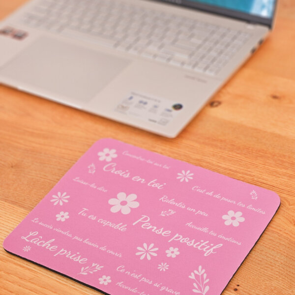 Tapis de souris rose pensées positives et fleurs avec ordinateur.