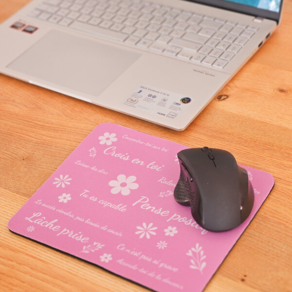 tapis-de-souris-phrases-positives-ordinateur-souris Tapis de souris rose pensées positives et fleurs avec ordinateur et souris.