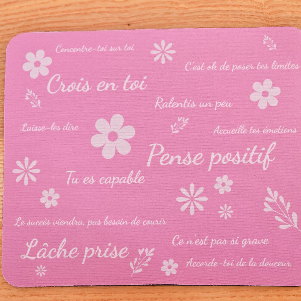 Tapis de souris rose pensées positives et fleurs.