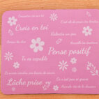 Tapis de souris rose pensées positives et fleurs.