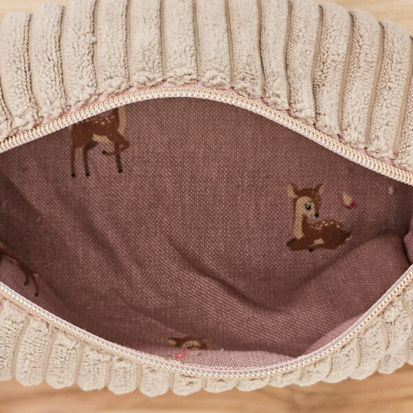 trousse-bichette-greige-biche Trousse velours côtelé greige, étiquette "Bichette", intérieur effet lin vieux rose avec motifs petites biches.