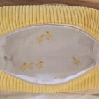 Trousse velours côtelé jaune marque Bloom créations, intérieur gaze de coton blanche ornée de petits poussin jaunes.