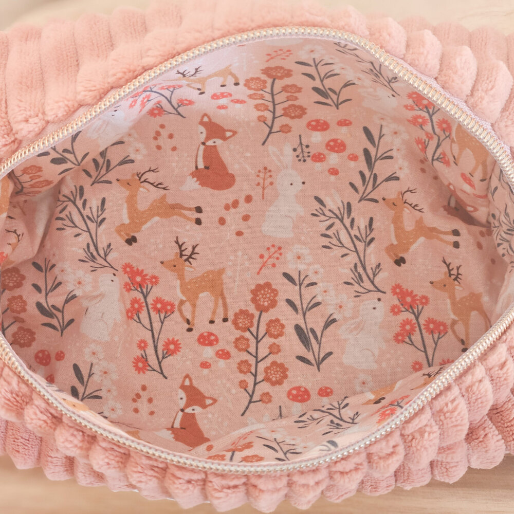 Trousse velours côtelé minky vieux rose marque Bloom créations, intérieur coton rose pale et animaux de la forêt.