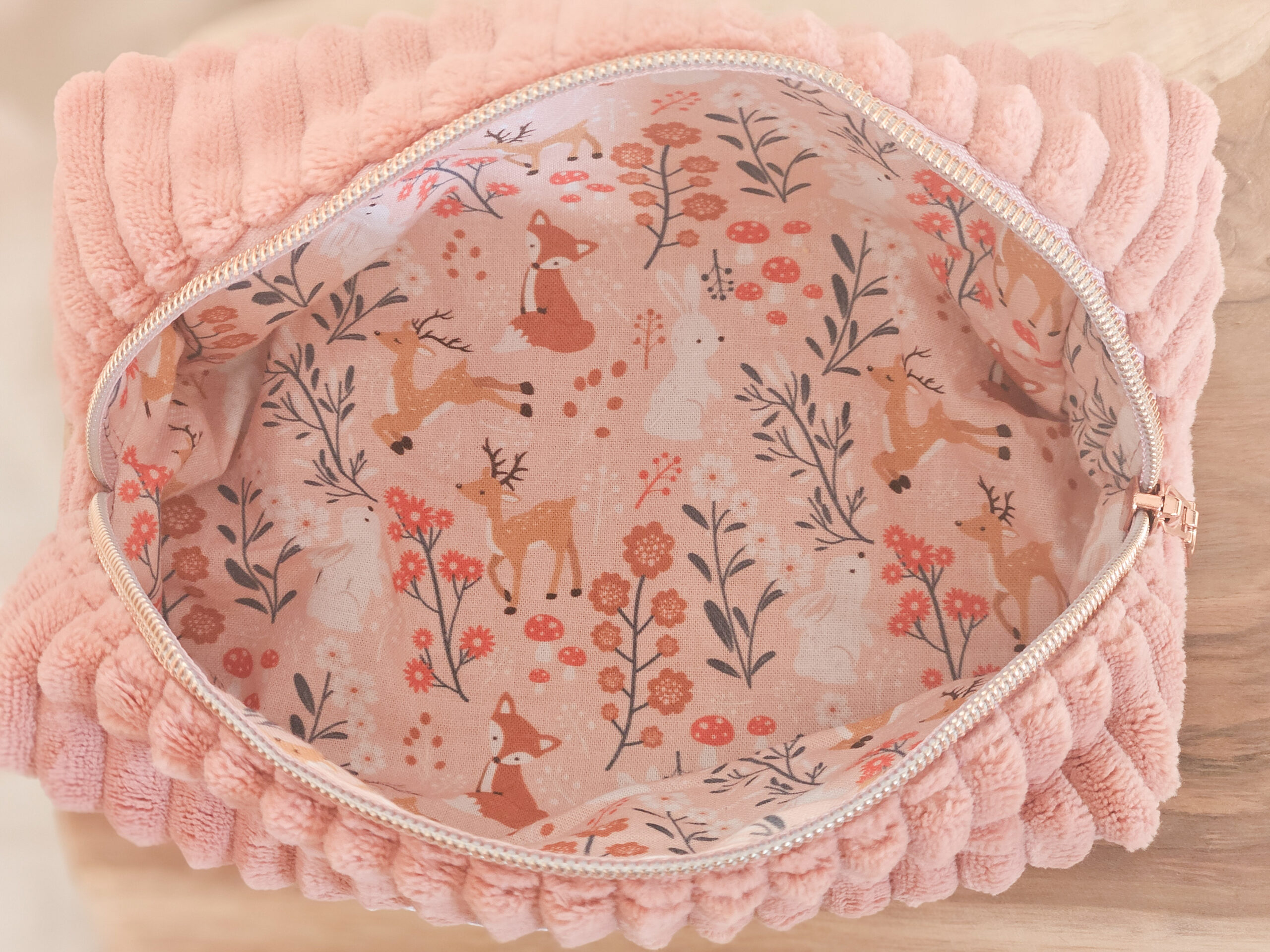 trousse-bloom-minky-vieux-rose-animaux-foret Trousse velours côtelé minky vieux rose marque Bloom créations, intérieur coton rose pale et animaux de la forêt.