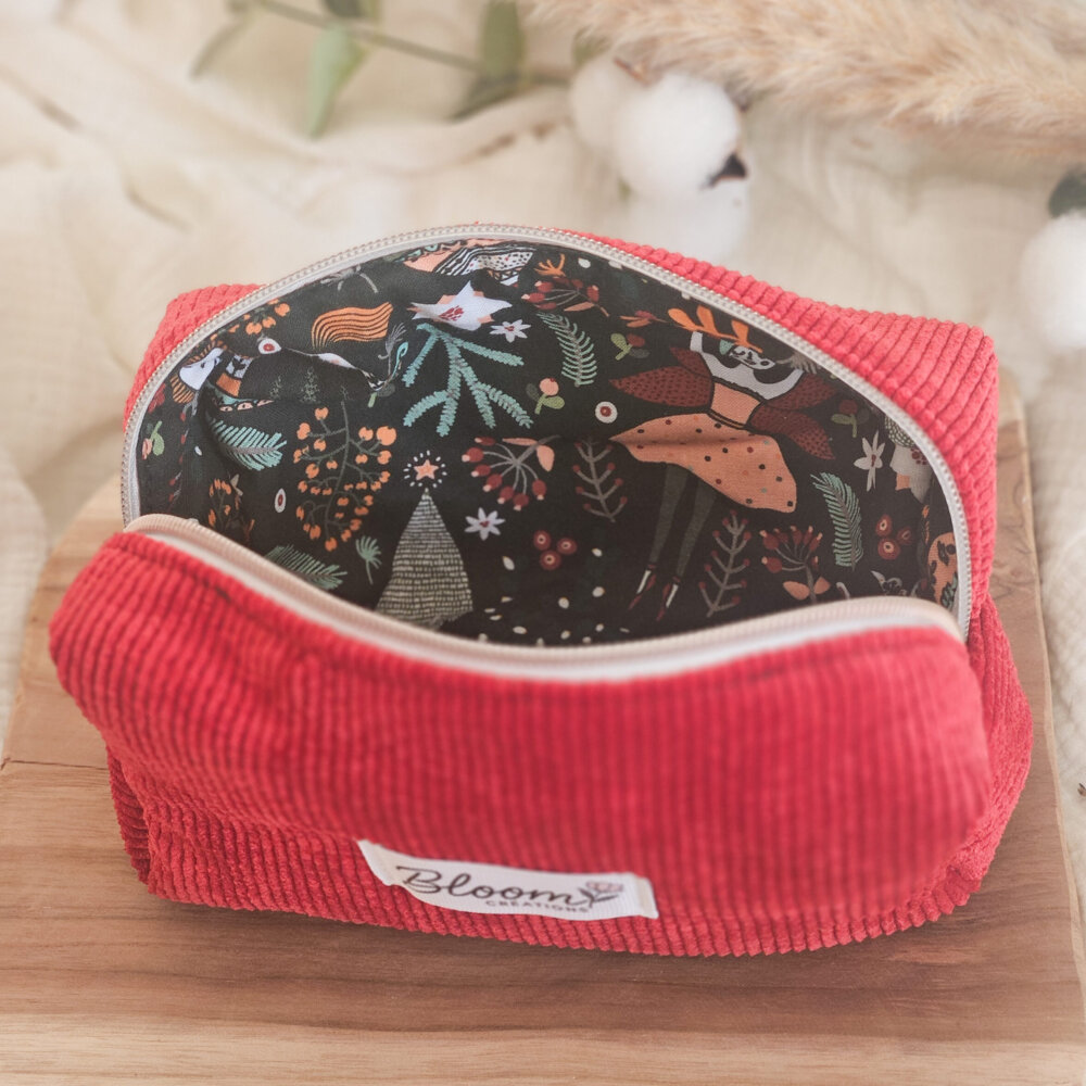 Trousse velours côtelé rouge intérieur casse noisette vert.