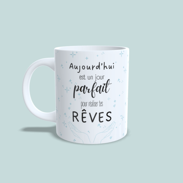 mug-jour-parfait-bleu-gauche Mug illustration "aujourd'hui est un jour parfait pour réaliser tes rêves" étoiles bleues et mains ouvertes anse gauche.