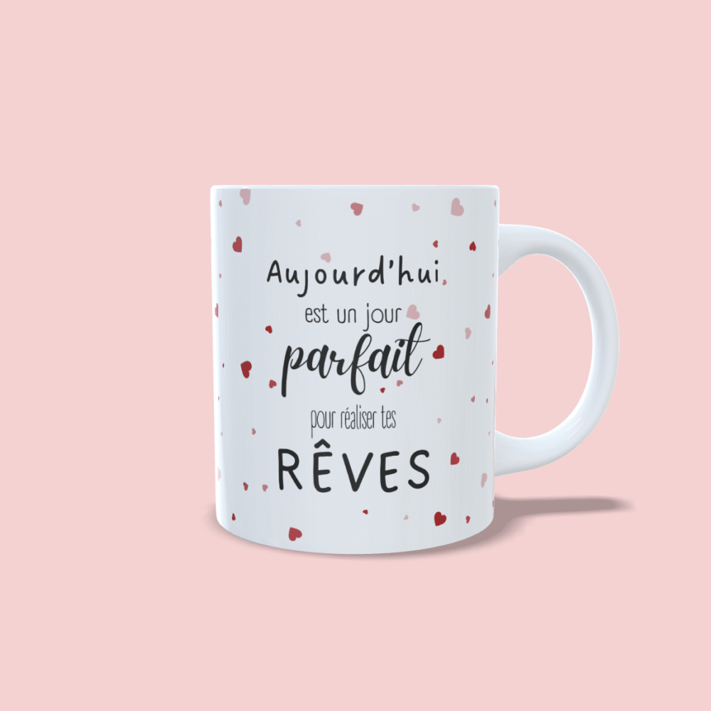 Mug illustration "aujourd'hui est un jour parfait pour réaliser tes rêves" petits cœurs rouges anse droite.