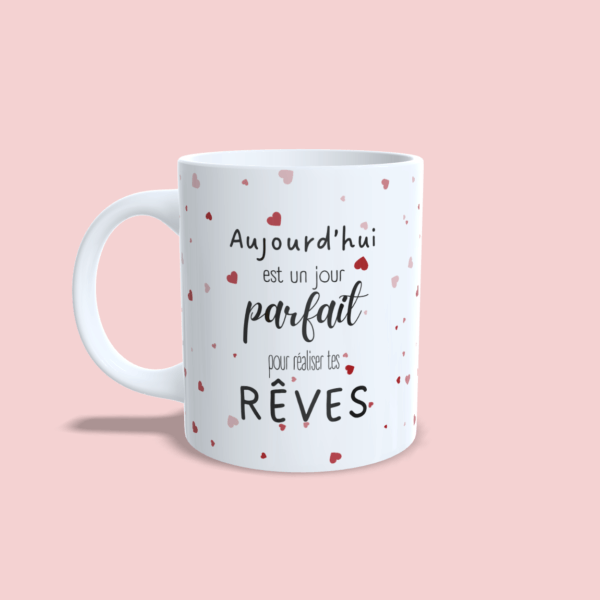 Mug illustration "aujourd'hui est un jour parfait pour réaliser tes rêves" petits cœurs rouges anse gauche.