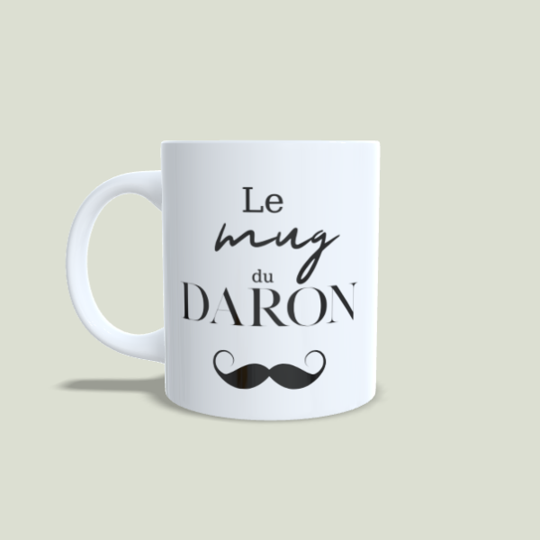 Mug blanc illustration "le mug du daron" et moustache noire anse gauche.